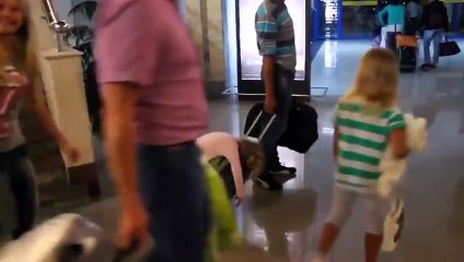 Les vacances ca repose ? Cette gamine n'est pas d'accord ! Mais pourquoi ???