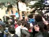 Pisa, 25-11-2010: GLI STUDENTI OCCUPANO LA TORRE DURANTE LA MANIFESTAZIONE CONTRO IL DDL GELMINI