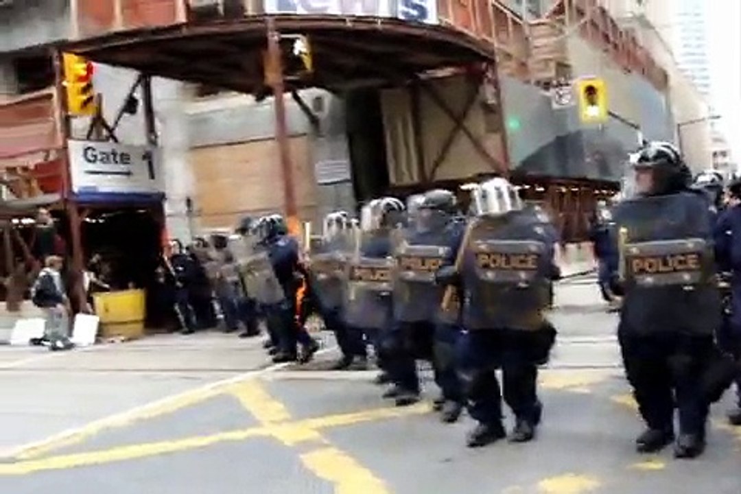 G20 Toronto - Riot police provoke peaceful protesters.