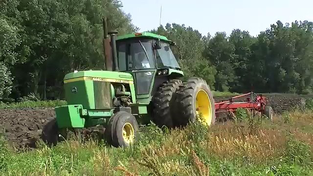 john deere 4440 Plowing in the spring of 2010