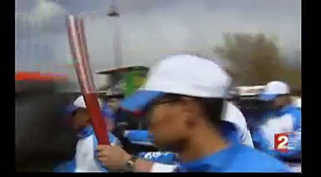 David Douillet  se fait eteindre la  flamme olympique