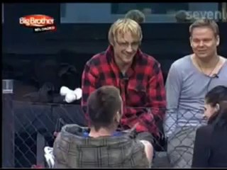 Merkel stolpert im BB-Kontainer, Rock rutscht hoch, sie trägt keine Unterhose