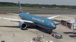 Máy bay Boeing 777 của Vietnam Airlines cất cánh