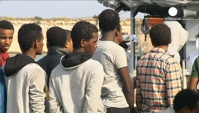 Italian navy carries 900 illegal migrants to Sicily