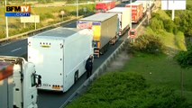 Calais: chaque jour, des centaines de migrants tentent de monter dans un camion