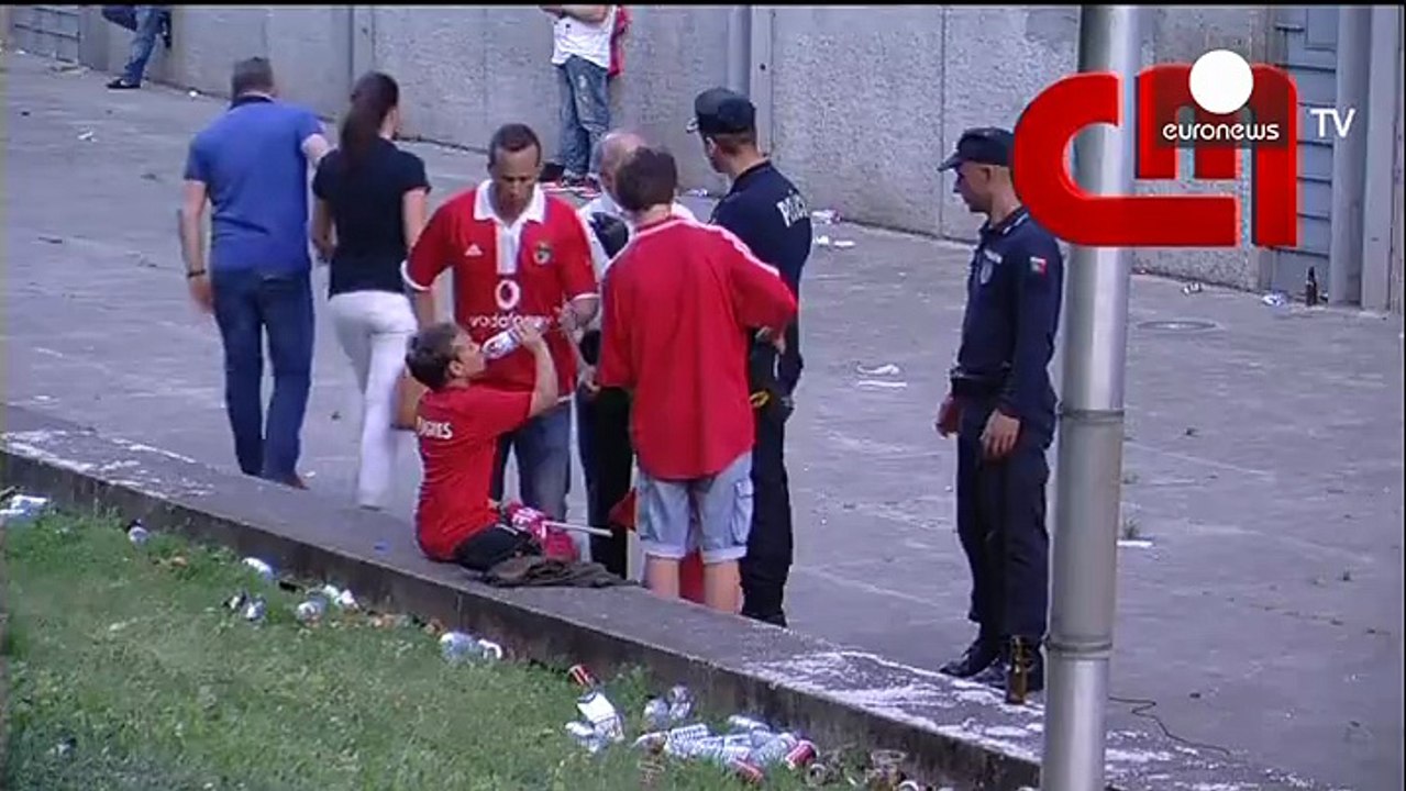Des policiers portugais frappent un supporter devant ses enfants