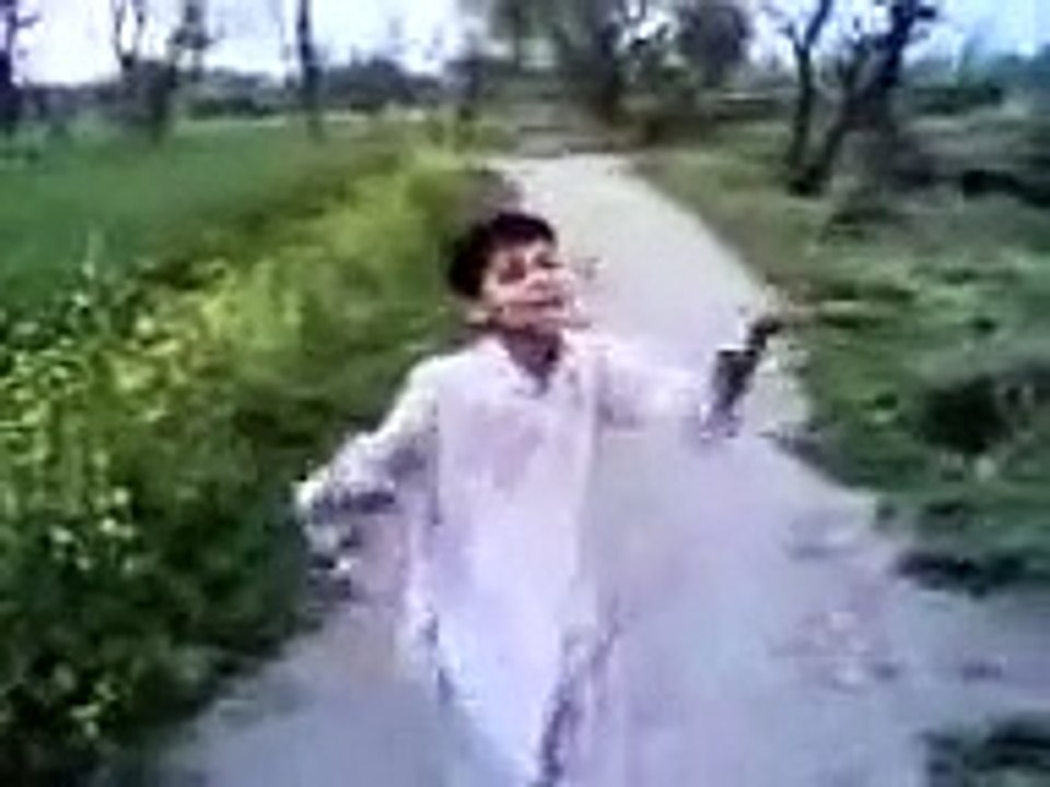 - پٹھان بچے کا ڈانس چیک کریں اور ساتھ گانا بھی-