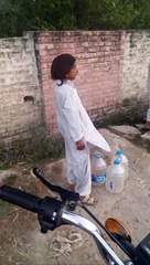 Worlds shortesh man doing his work by his own hands