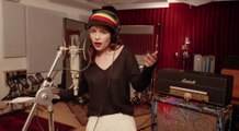 Game of Thrones  : Emilia Clarke chante du reggae avec Coldplay