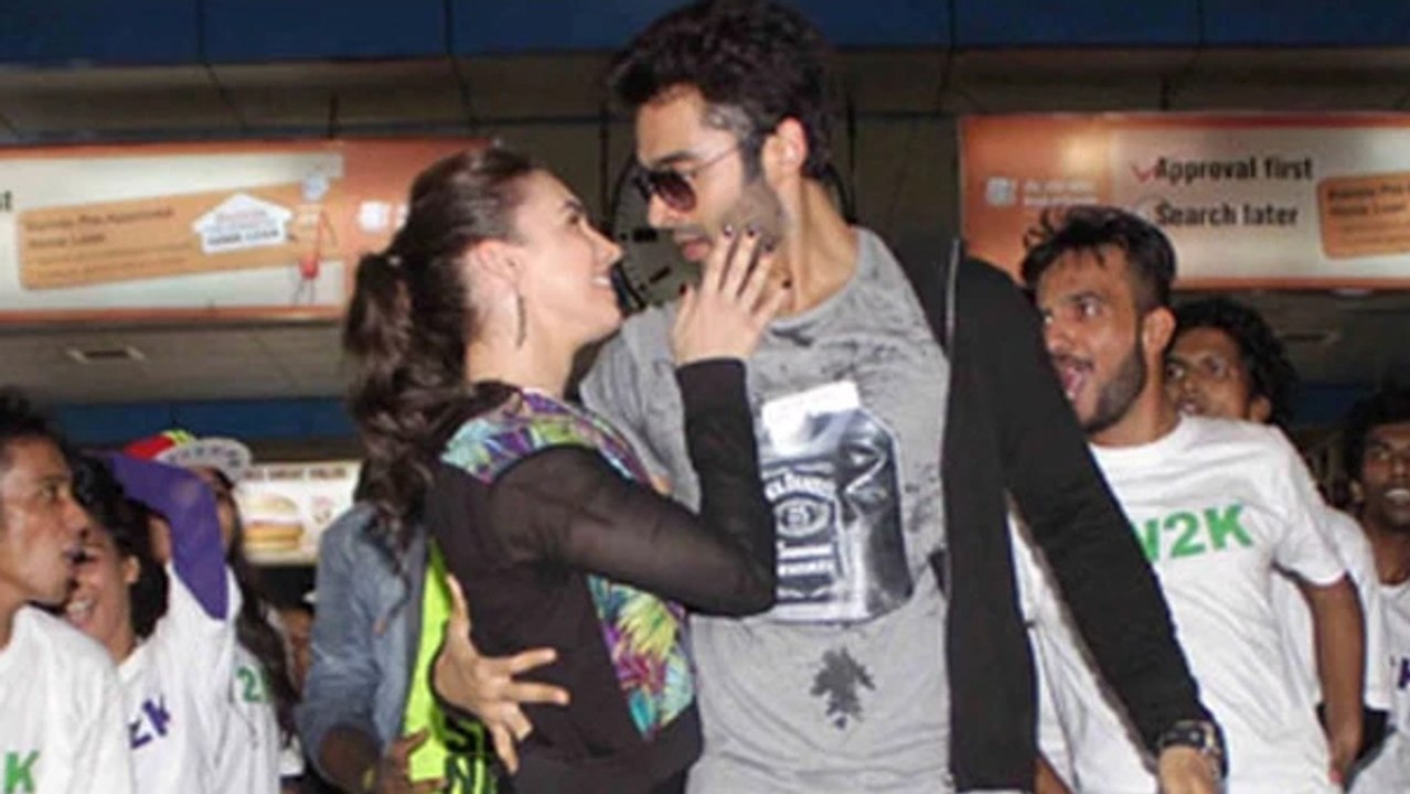 'Welcome to Karachi' Flash Mob | Jackky Bhagnani & Lauren Gottlieb