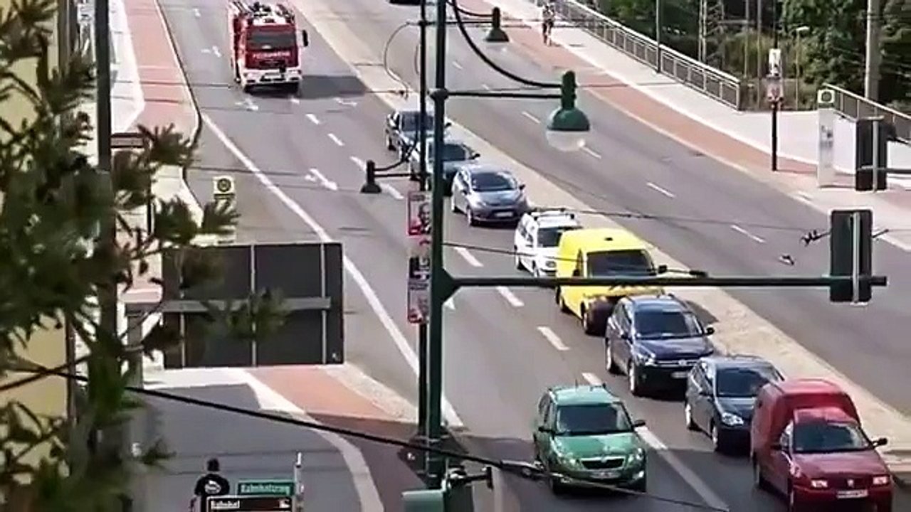 Il ne veut pas laisser passer le camion de pompier : débile de la journée!