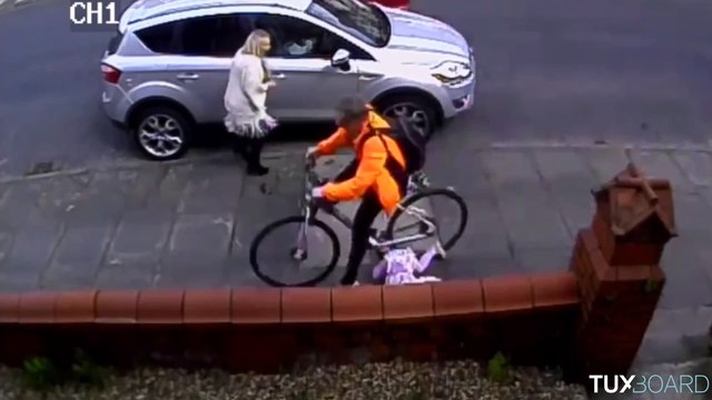 Enfant fauché par un vélo qui ne la calcule pas !