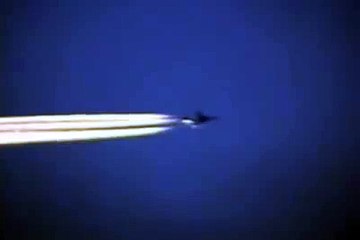Pilot switches off chemtrails in mid-air and then turn it on