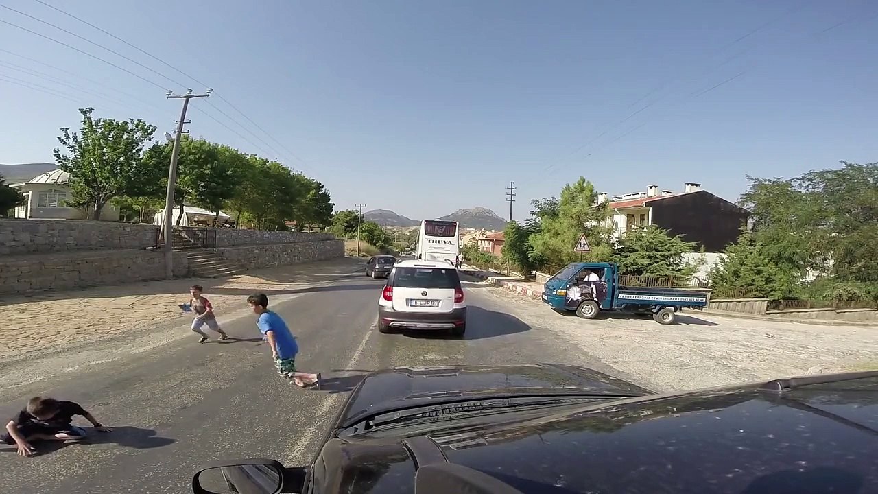 Des enfants traversent la route sans regarder