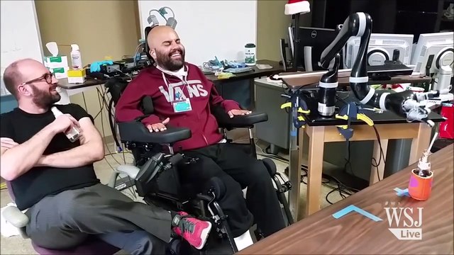 Un tétraplégique actionne un bras artificiel par la pensée