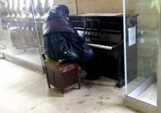 Homeless Musician Stuns Passers-by With Piano Performance