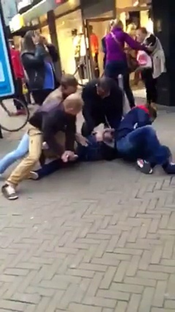 Un voleur frappé par la police se fait pipi dessus - Vidéo Dailymotion