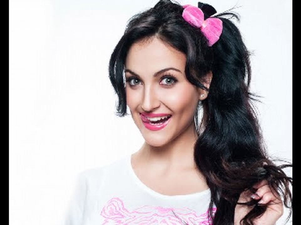 Elli Avram Learns Acrobatics From Tiger Shroff's Trainers