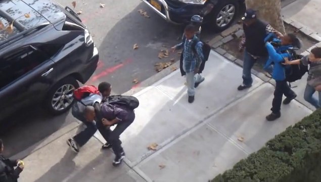 Il hurle sur des gamins pour stopper une bagarre !