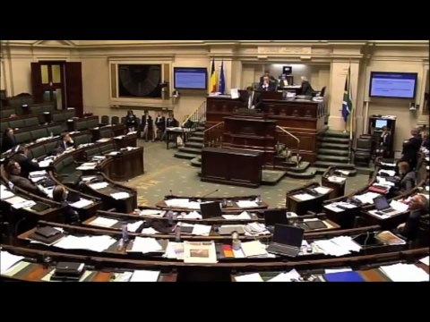 Laurent LOUIS député belge fait une quenelle au Parlement