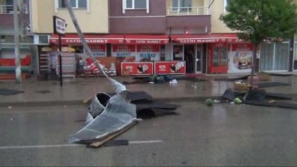 Fırtına Çatıları Uçurdu