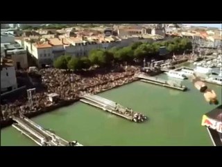 Mira cómo clavadista se da brutal golpe al tirarse de 27 metros