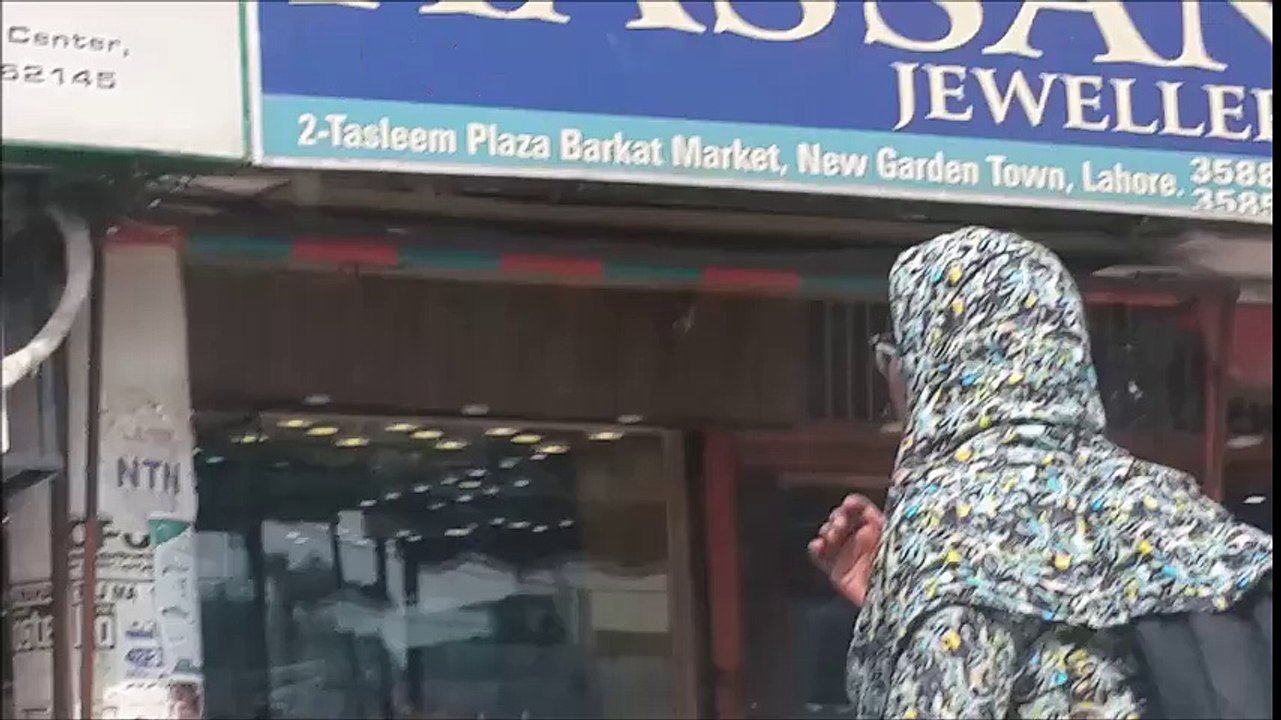 Kid threatening with illegal weapon in Lahore Pakistan on Vimeo