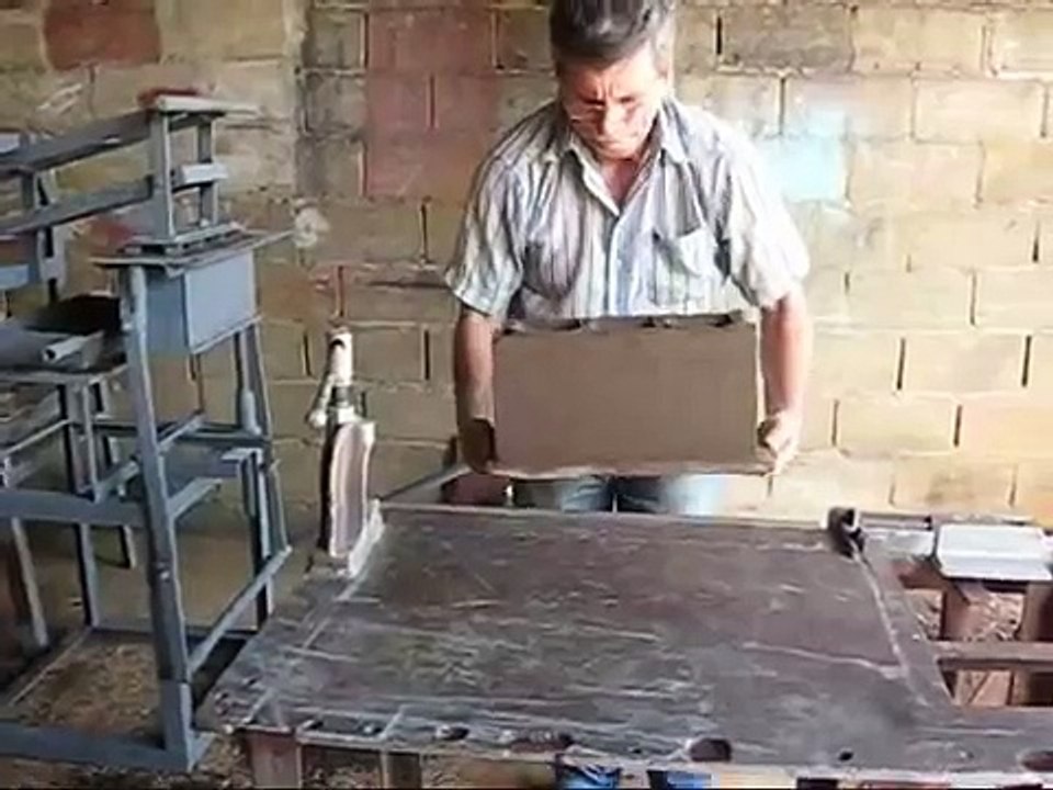 Maquina de hacer bloques tipo pison.wmv