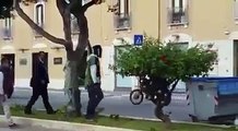 Trapani - via Fardella - immigrato blocca la strada...residentI alla riscossa!