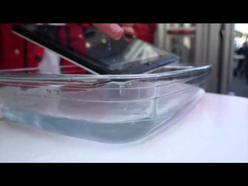 Fujitsu demonstra Arrows Tablet à prova d´água [MWC 2012] - Tecmundo