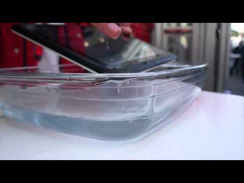 Fujitsu demonstra Arrows Tablet à prova d´água [MWC 2012] - Tecmundo