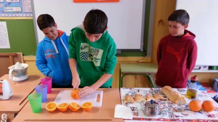 Spanish breakfast recipe: Orange juice and a toast with ham and olive oil.