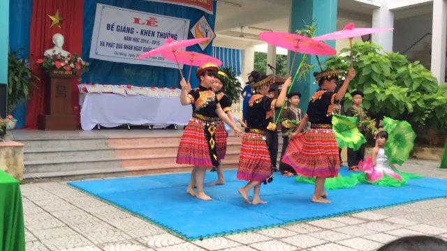 Hôm nay nghỉ rồi tháng hè, các em học múa hết ạ! Cũng nhớ múa nhé!