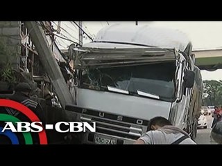 18-wheeler rams wall in San Juan
