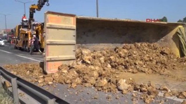 Hafriyat Kamyonu Devrildi; Tem'de Trafik Felç