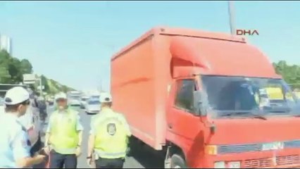 TEM Otoyolu'nda Kamyon Devrildi: Trafik Kilit