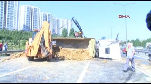 Tem'de Hafriyat Kamyonu Devrildi; Trafik Felç Oldu 4