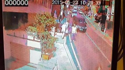 Minibüs Yol Kenarındaki Yayalara Böyle Çarptı