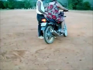 Véia caindo de moto