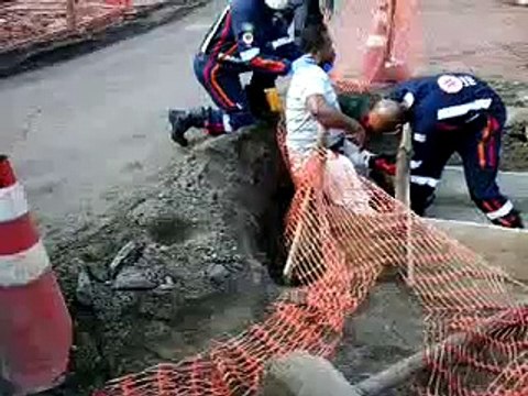 Motociclista fica ferido ao cair em obra na Leitão da Silva