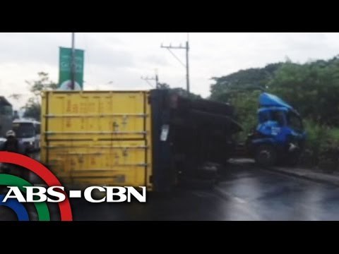 1 hurt as trailer truck rams post in QC