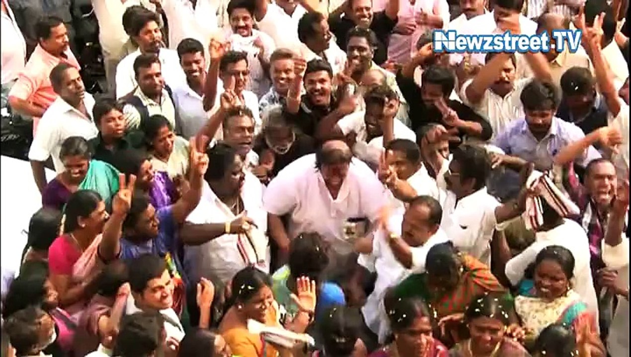 Rajinikanth witnesses J Jayalalithaa’s swearing in