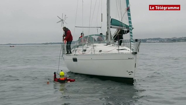 Perros-Guirec (22). Les plaisanciers s'exercent à récupérer un homme à la mer