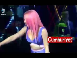 Mor kıyafeti sosyal medyada olay oldu