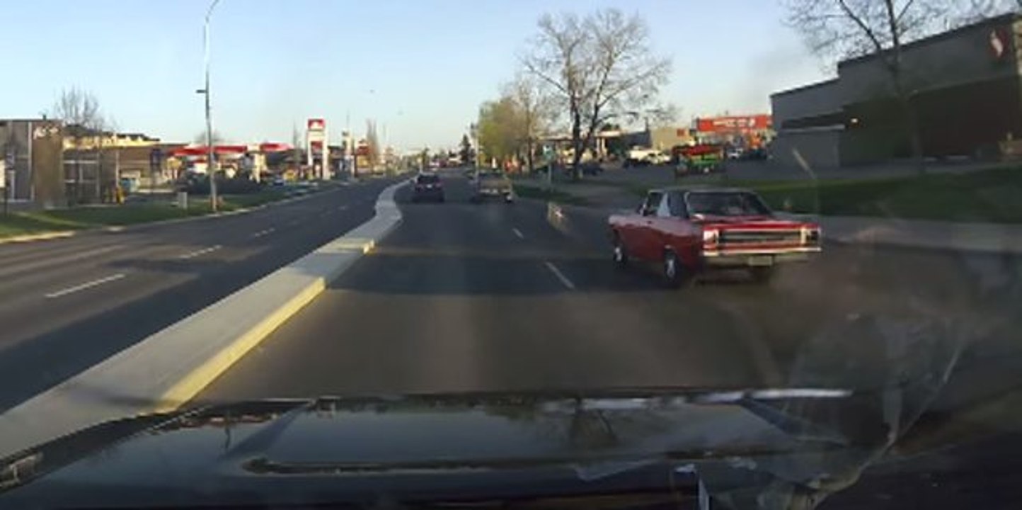 Muscle Car Loses Rear Axles Showing Off