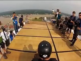 crazy fan jumping frm a high bulding