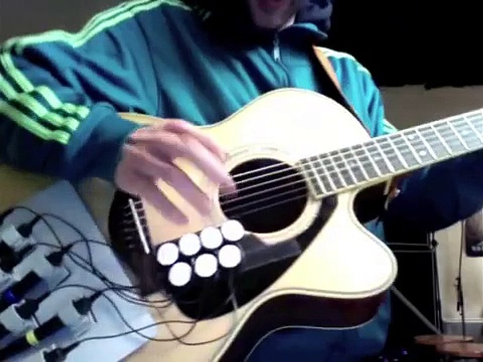 Il joue de la guitare et de la batterie sur le même instrument