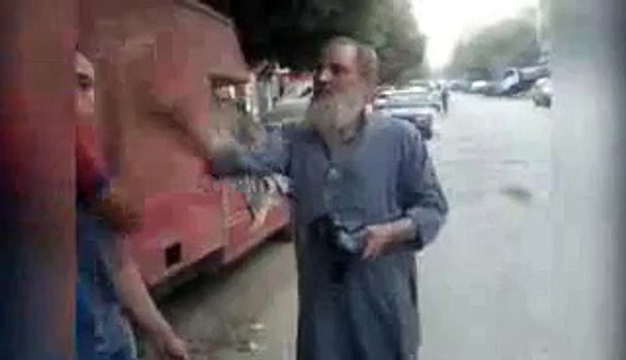 فضيحة - شاهد كيف يعامل مؤيدين السيسي أصحاب اللحي في أرض الكنانة