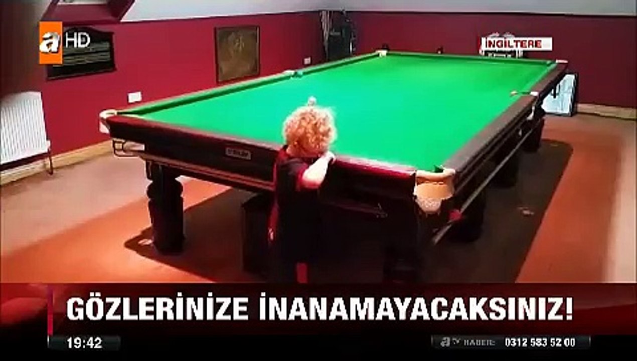Gözlerinize inanamayacaksınız 3 yaşındaki çocuğun bilardo istakası ile yaptığı müthiş hareketler