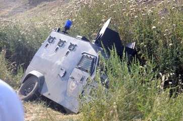 Cizre'de Boya Şişesinin İsabet Ettiği Polis Aracı Kaza Yaptı: 4 Yaralı